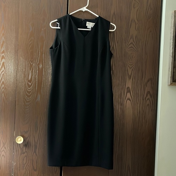 Adriana Papell sleeveless, basic black dress. Size 10P - Picture 1 of 7